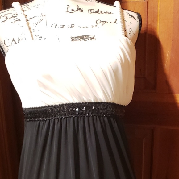 Sweet Storm Dresses & Skirts - 💙3/$25💙Stunning formal black and white dress